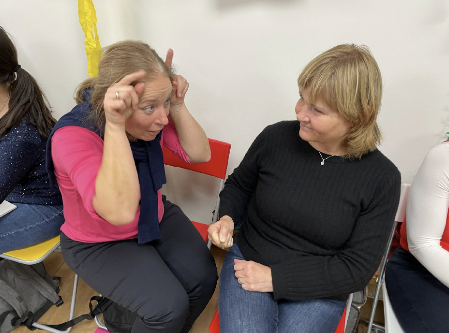 Taktiky k zisku svého se opíraly o vstřícnost, sympatie, ale i manipulace a výhružky. Etika je etika.